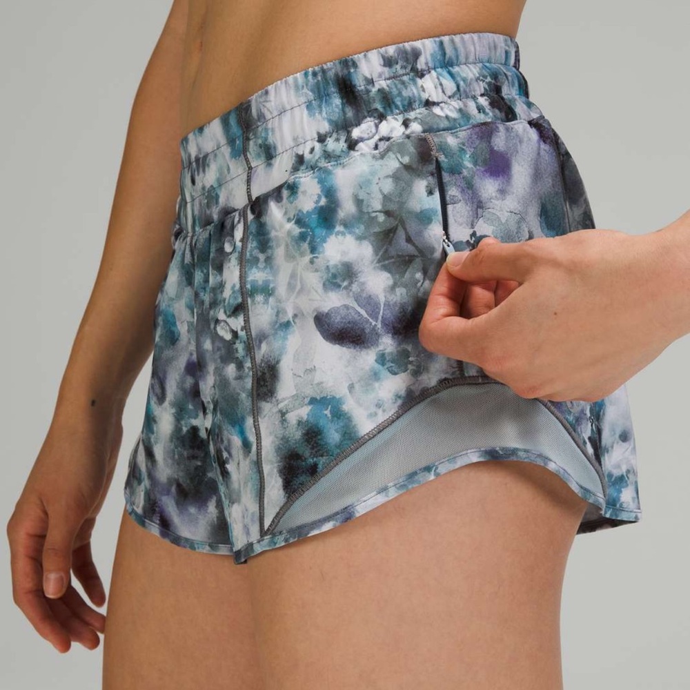 Lululemon Size 6 Hotty Hot Low Rise Short 2.5" Blue